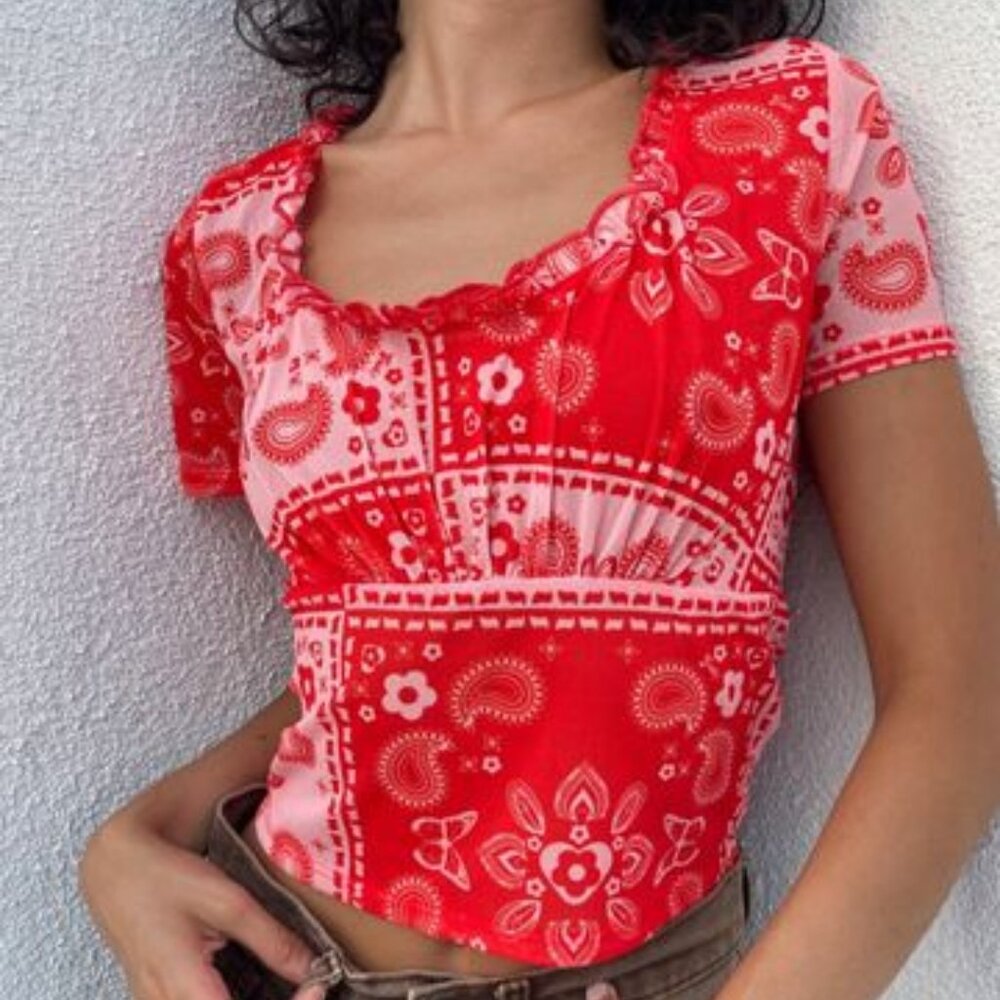 Lisa Says Gah Lana Short Sleeve Top - Bandana Red & White Paisley Print